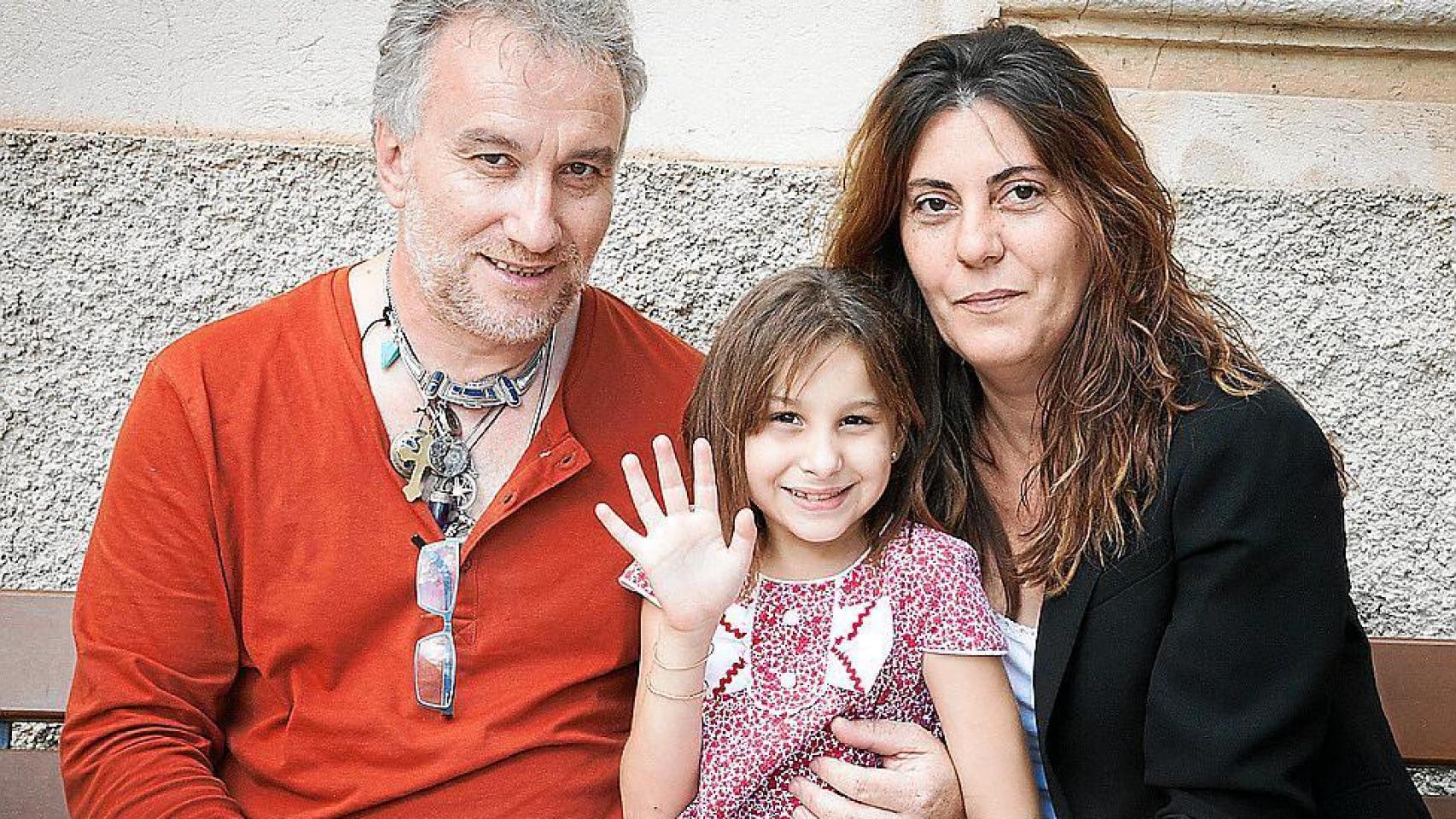 Nadia en una imagen junto a sus padres