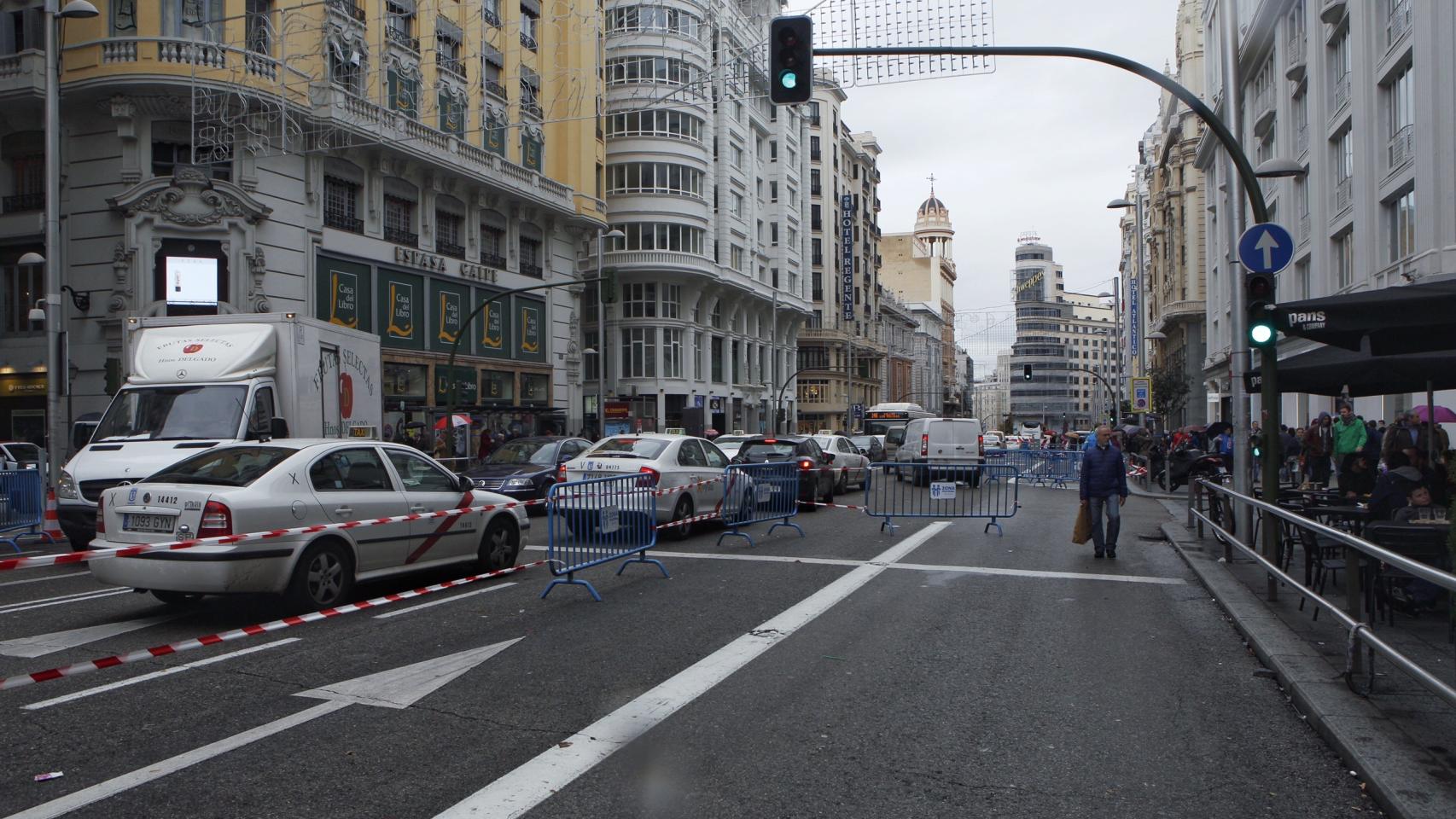 El tráfico en Gran Vía durante la mañana del lunes pasado.