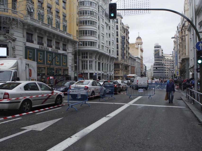 El tráfico en Gran Vía durante la mañana de este lunes.