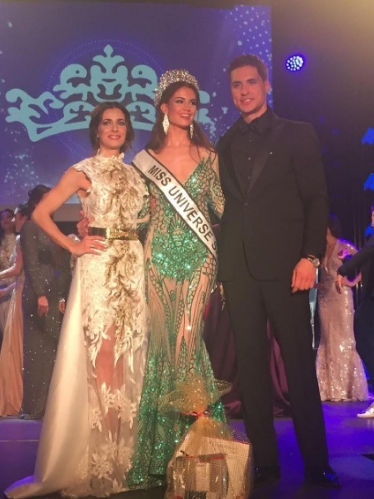 La ganadora, Noelia Freire, junto a los presentadores Luis Muñoz y Beatriz Jarrin.