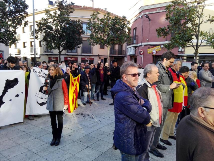 Los manifestantes independentistas, a escasos metros de los que festejaban el Día de la Constitución en Rubí.