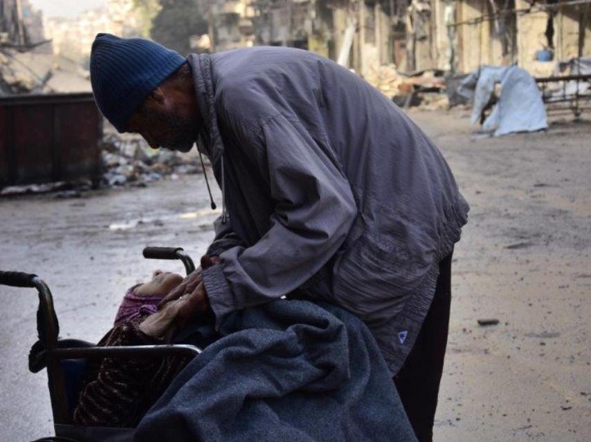 Sabah junto a su marido Ebu esperando la llegada de un médico.