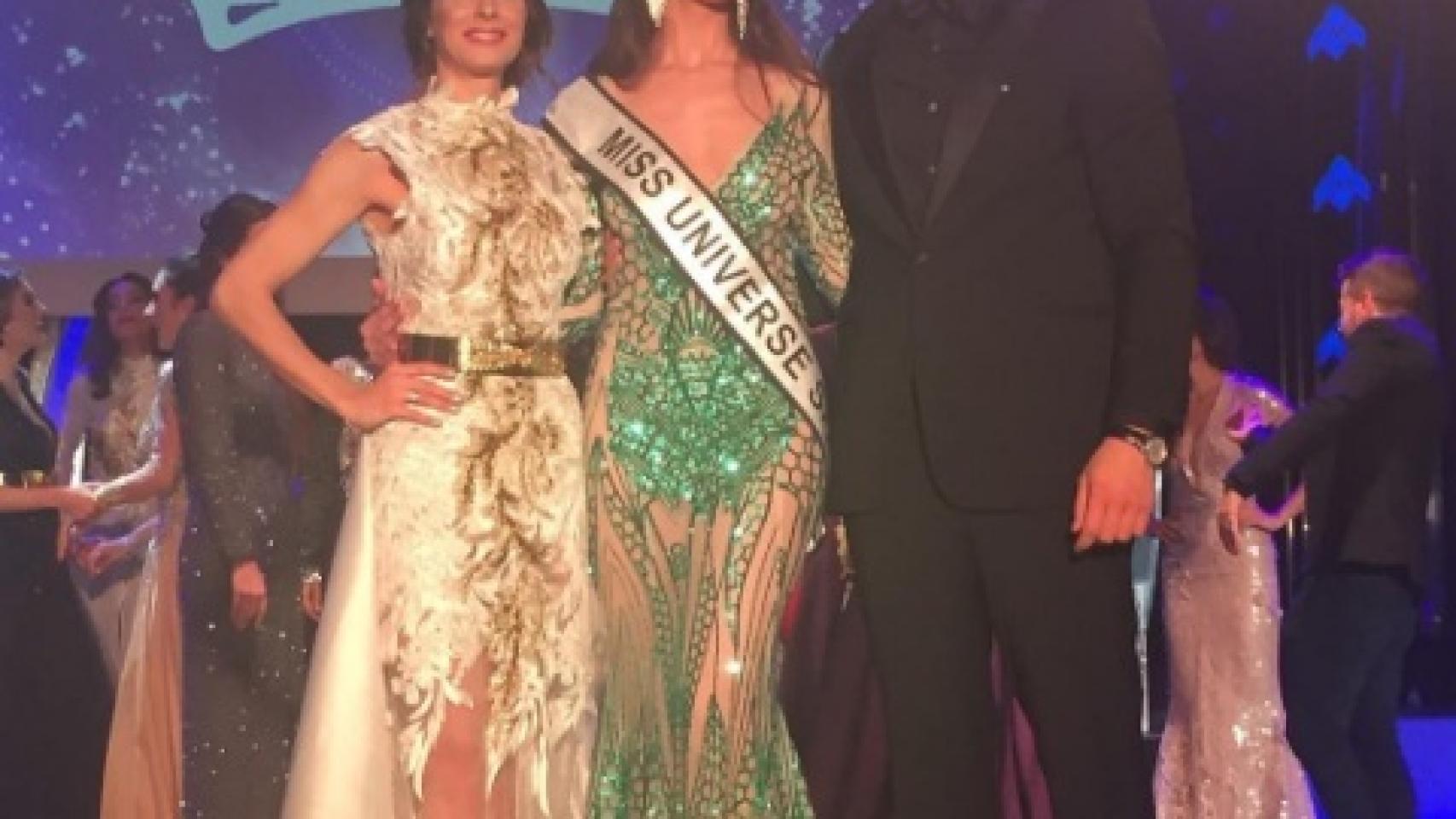 La coronada, Noelia Freire, junto a los presentadores de la gala.