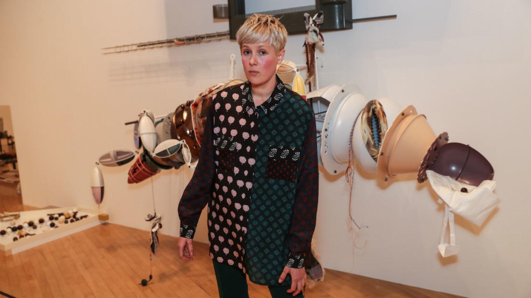 Helen Marten posa ante una de sus obras tras ganar el Turner.