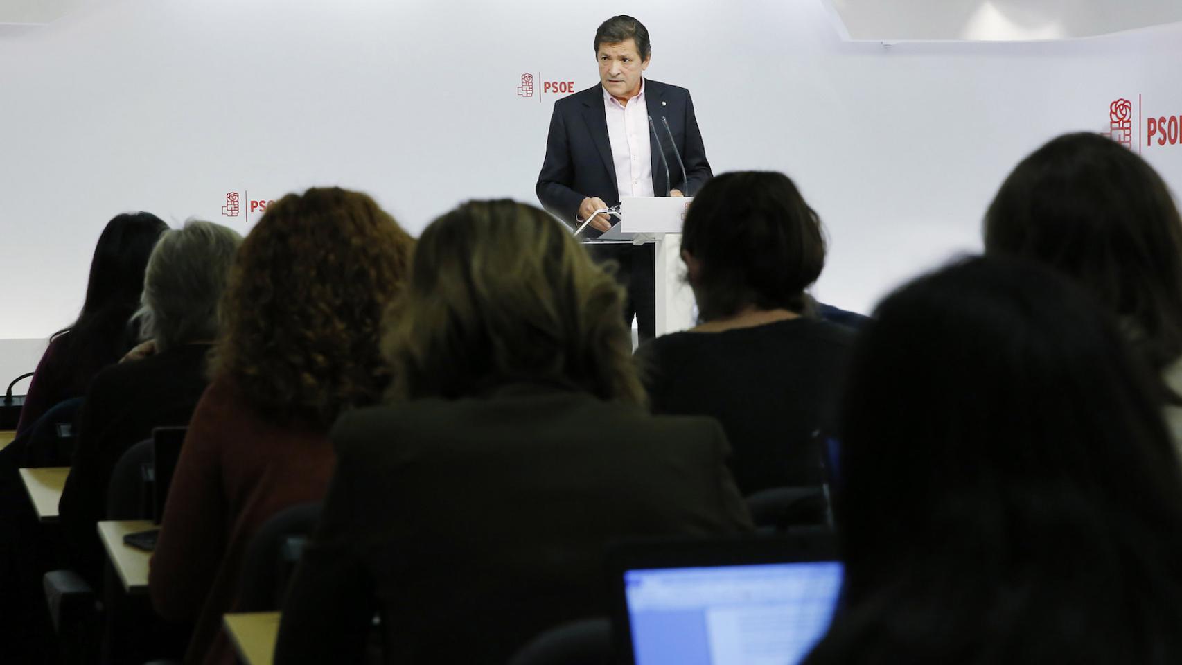 Javier Fernández, presidente de la Gestora, en la sede socialista de Ferraz.