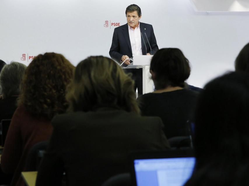 Javier Fernández, presidente de la Gestora, en la sede socialista de Ferraz.