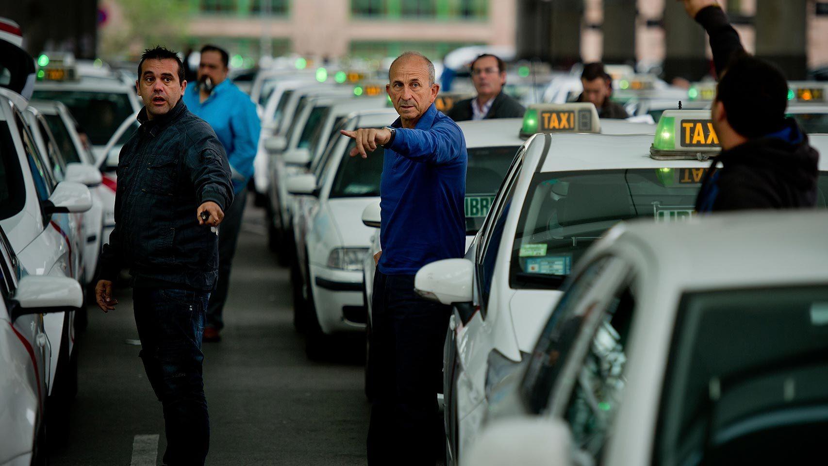Varios taxistas junto a la estación de Atocha, en Madrid.