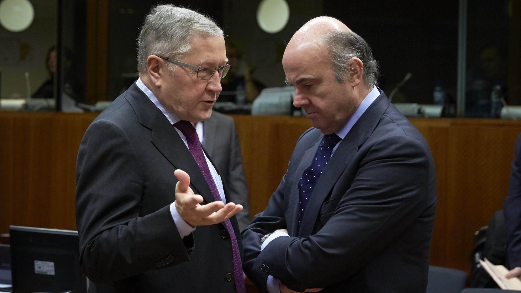 Guindos conversa con el director del Fondo de Rescate de la UE, Klaus Regling, durante el Ecofin