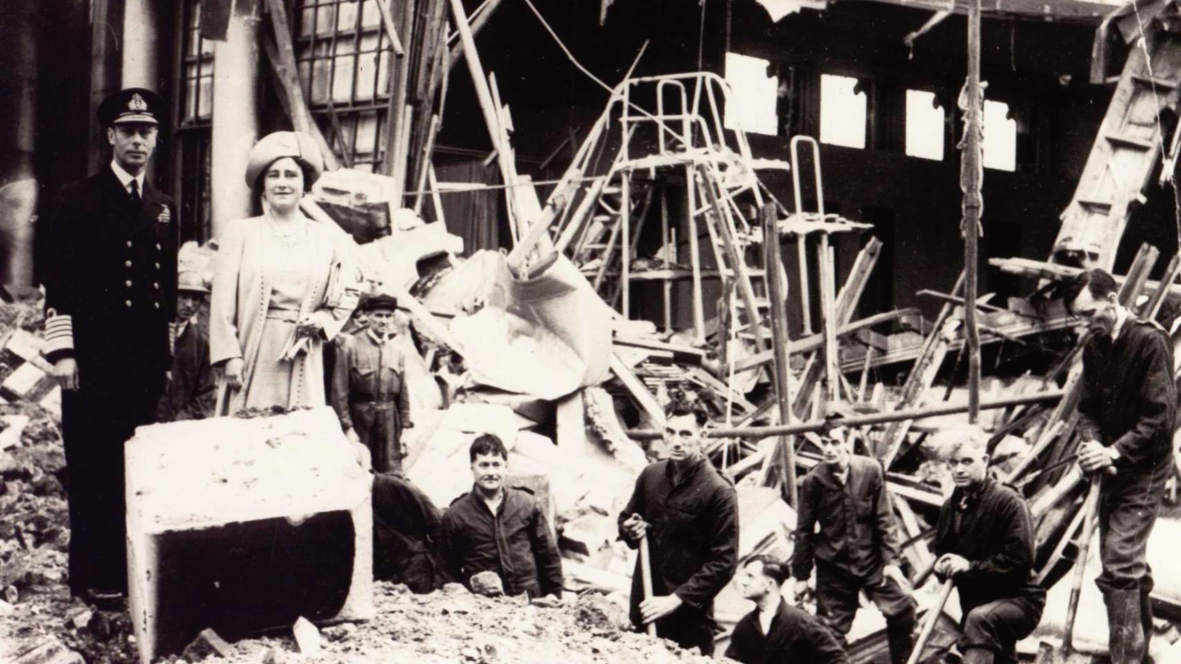 El rey Jorge VI y su esposa comprueban los daños del palacio tras el bombardeo.
