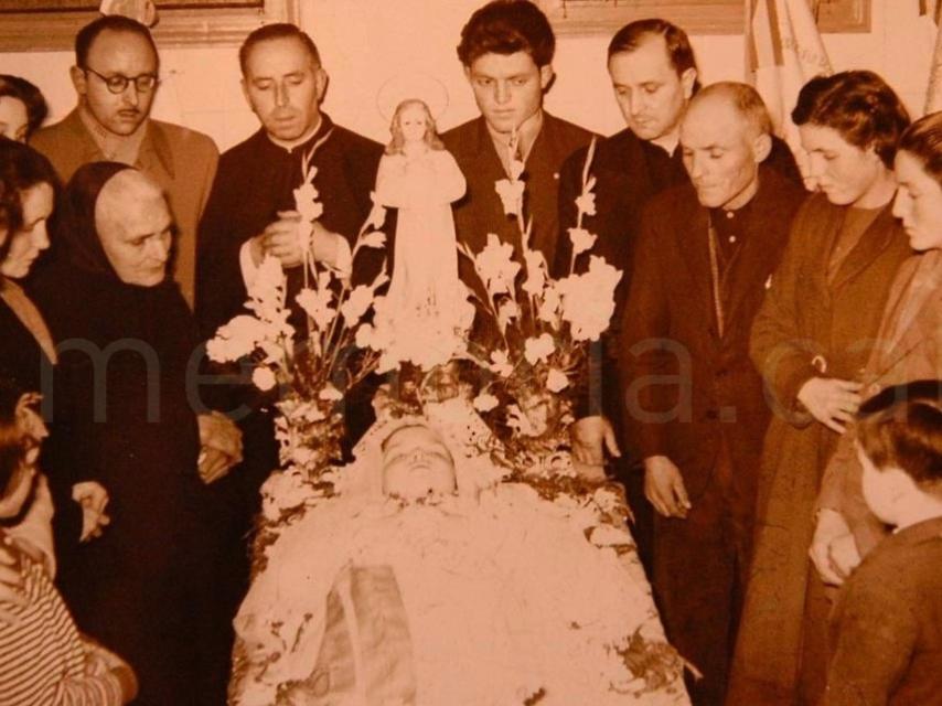 Familiares y amigos velando a la niña.