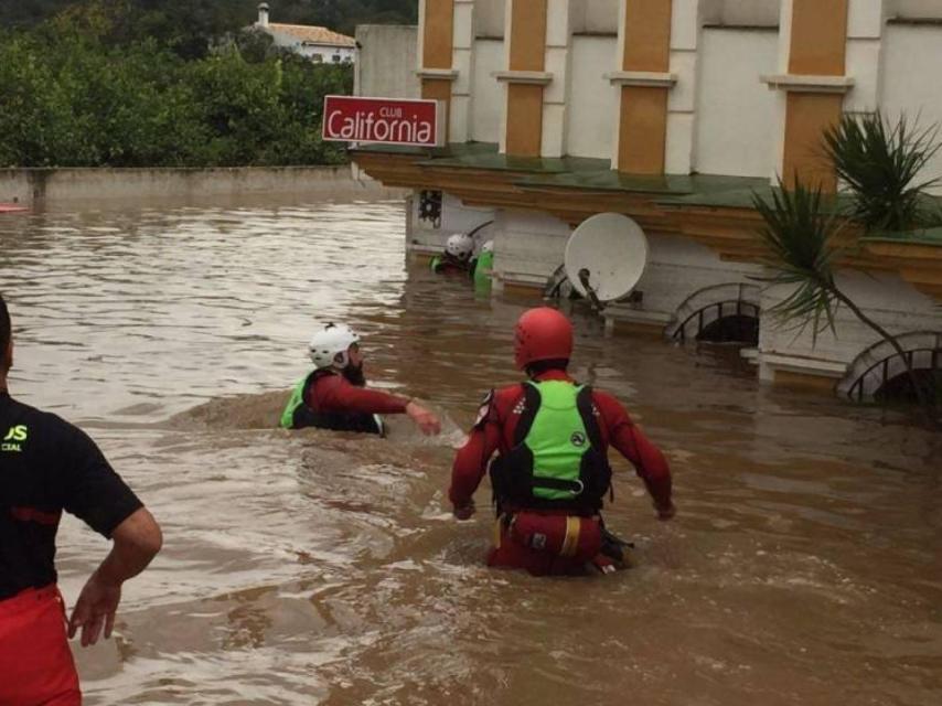 La tromba de agua llegó hasta el techo del prostíbulo California.