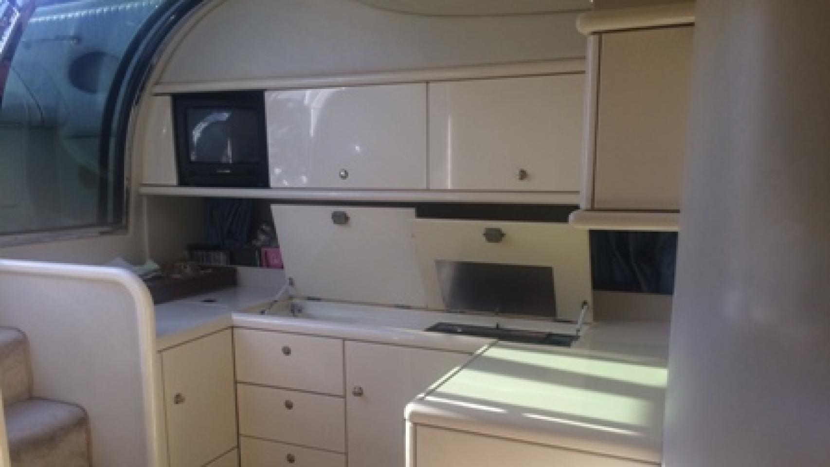 La cocina de la barca Dorotea que vende Alavedra