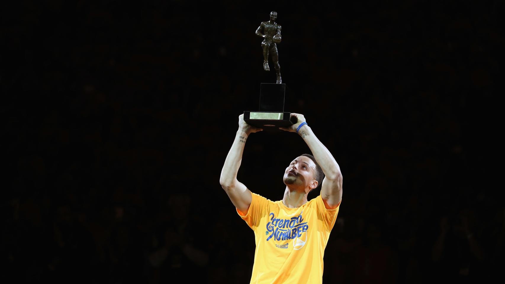 Stephen Curry al recibir el trofeo MVP la pasada temporada.
