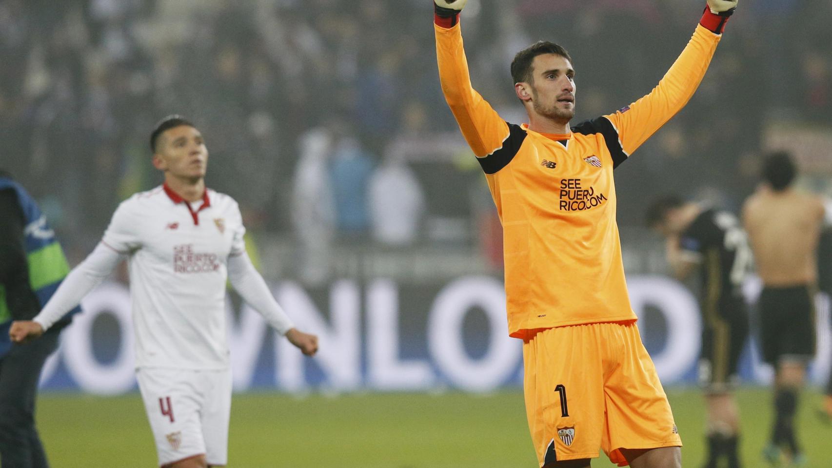 Sergio Rico celebra el pase a octavos de final.