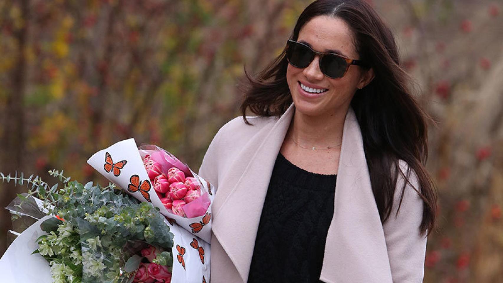 Meghan luce el collar que le regaló Harry.