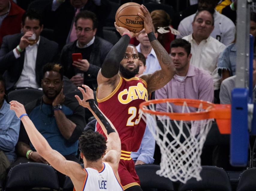 LeBron James lanza a canasta frente a los New York Knicks.
