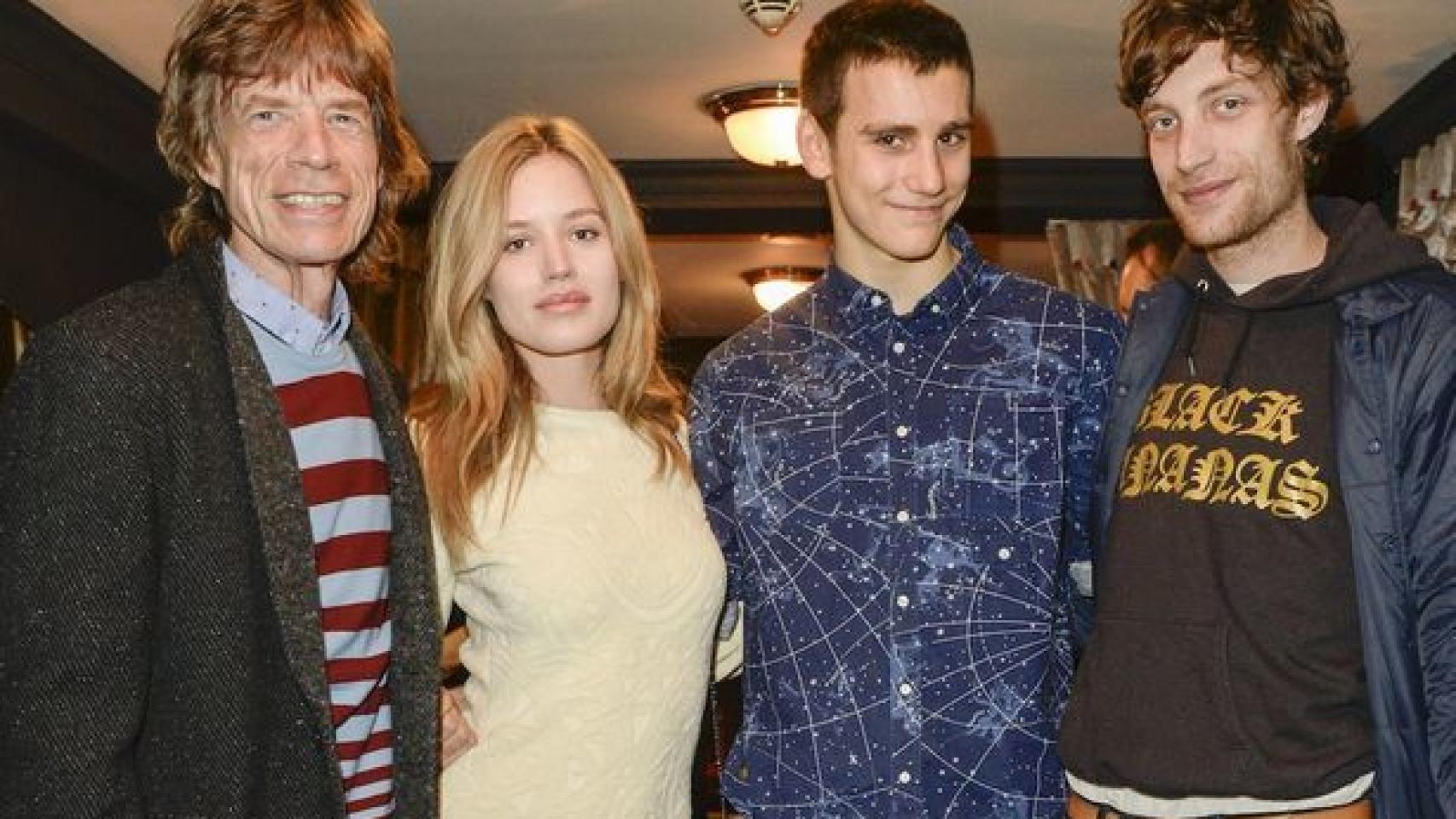 Jagger con sus hijos Georgia, Gabriel y James (dcha)