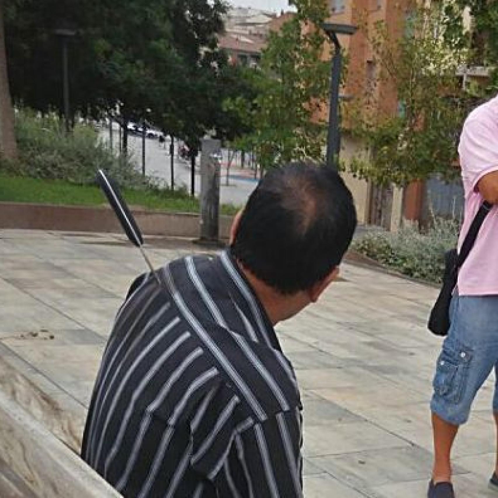 Uno de los apuñalados en septiembre de 2014 aguarda la llegada de la ambulancia con un puñal clavado en la espalda.