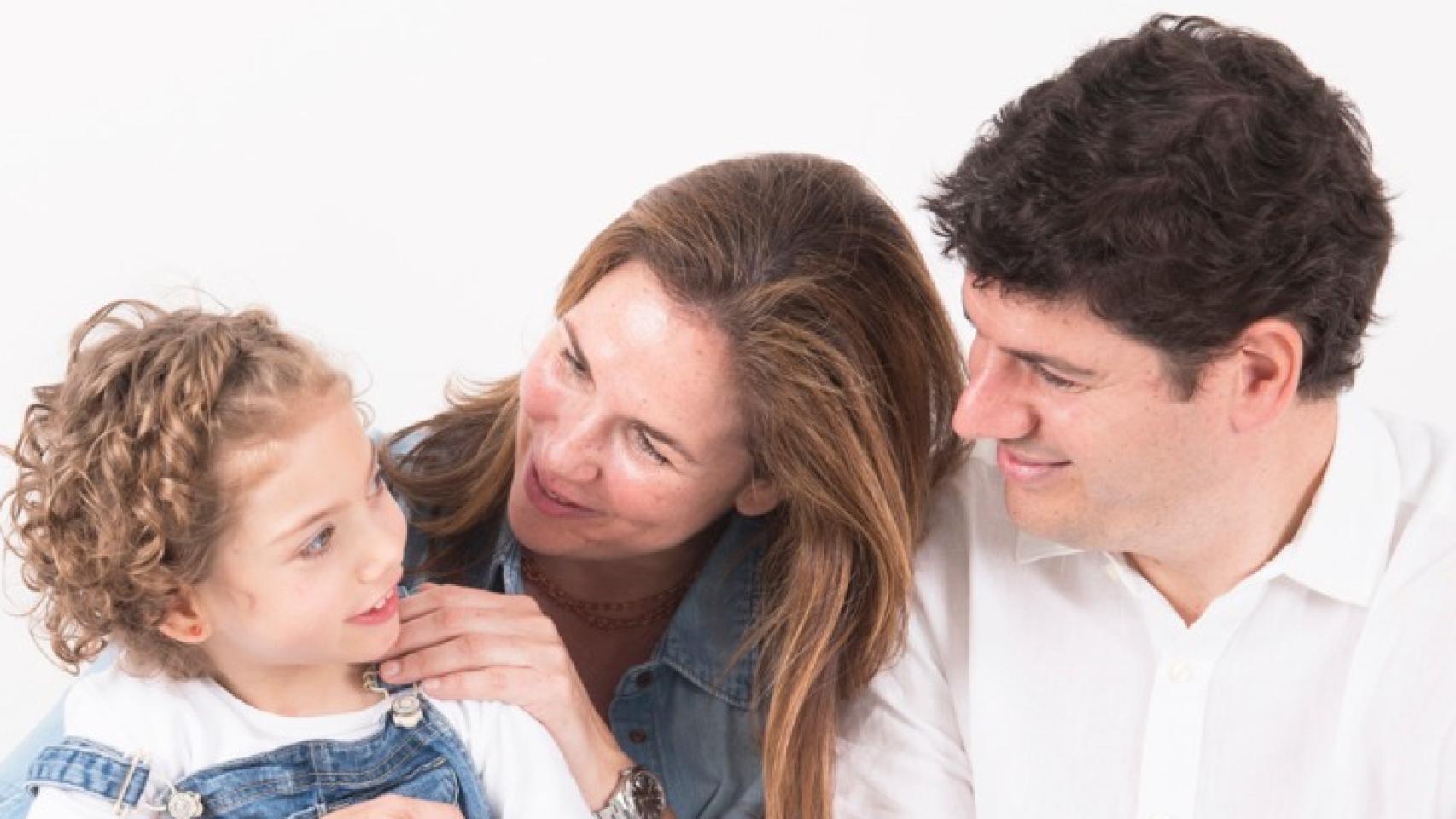 Mencía con sus padres.