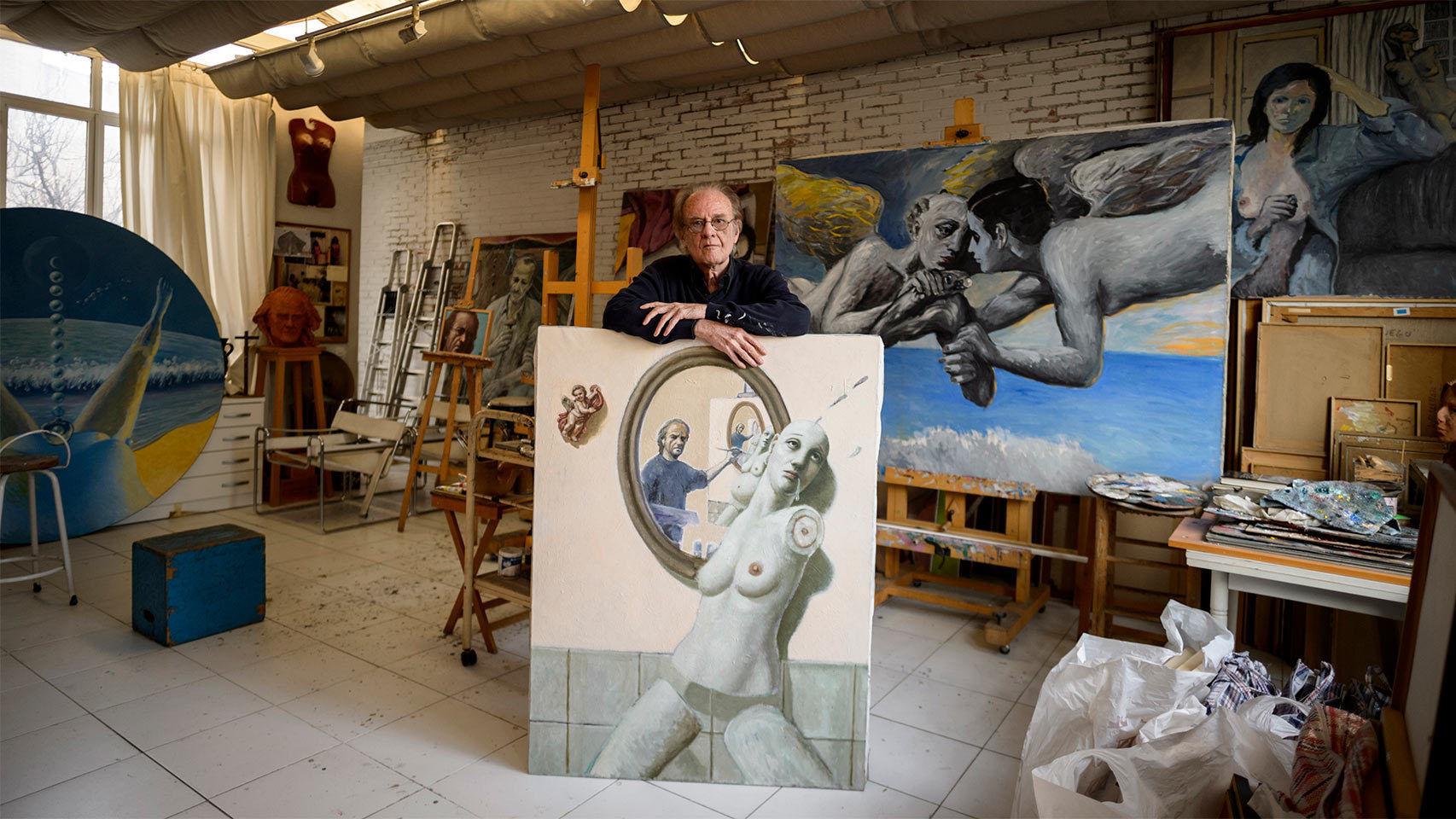 Aute con sus lienzos