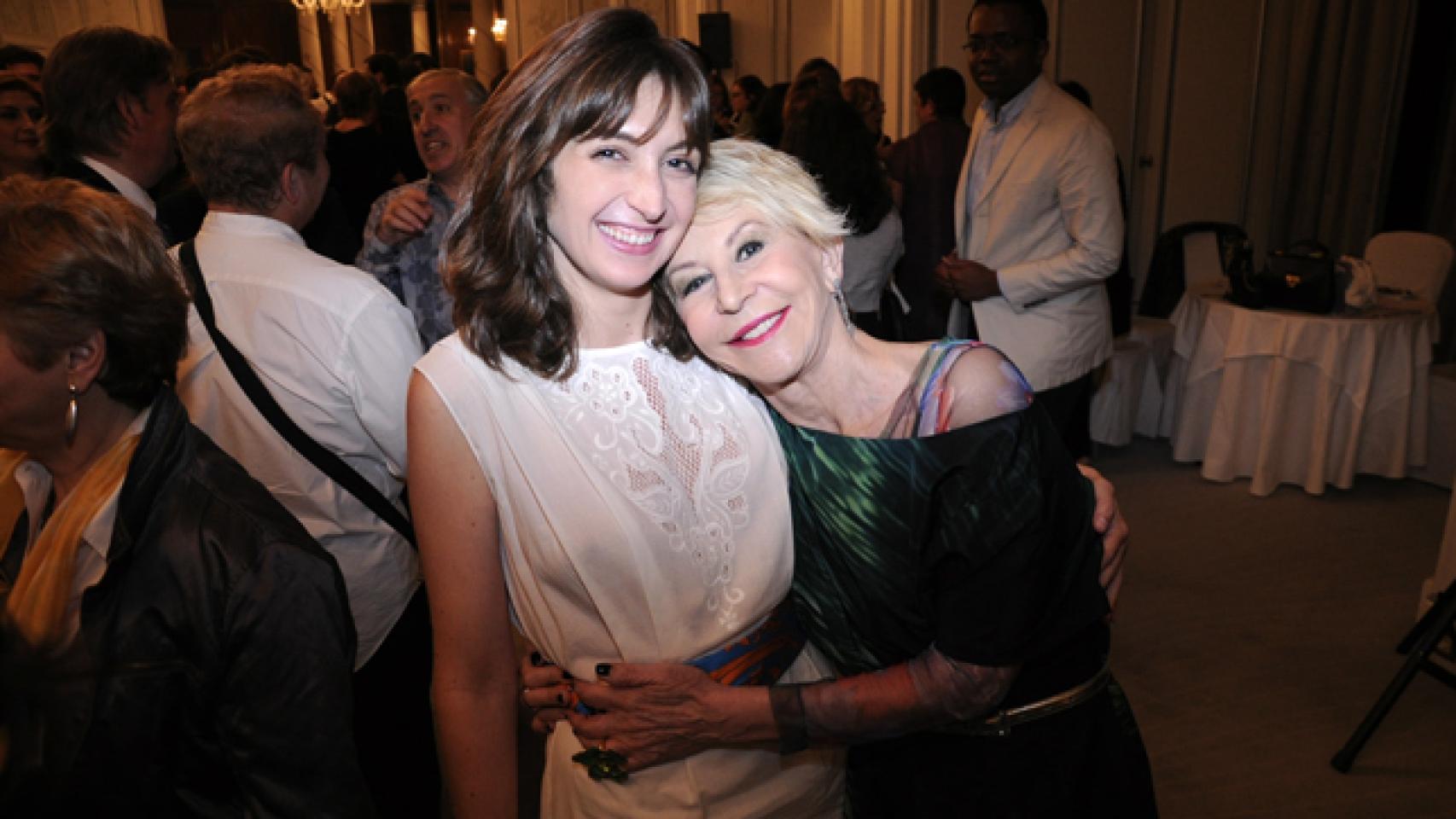 Karmele Marchante abraza a la periodista Idoia Sota, tesorera de El Club de las 25