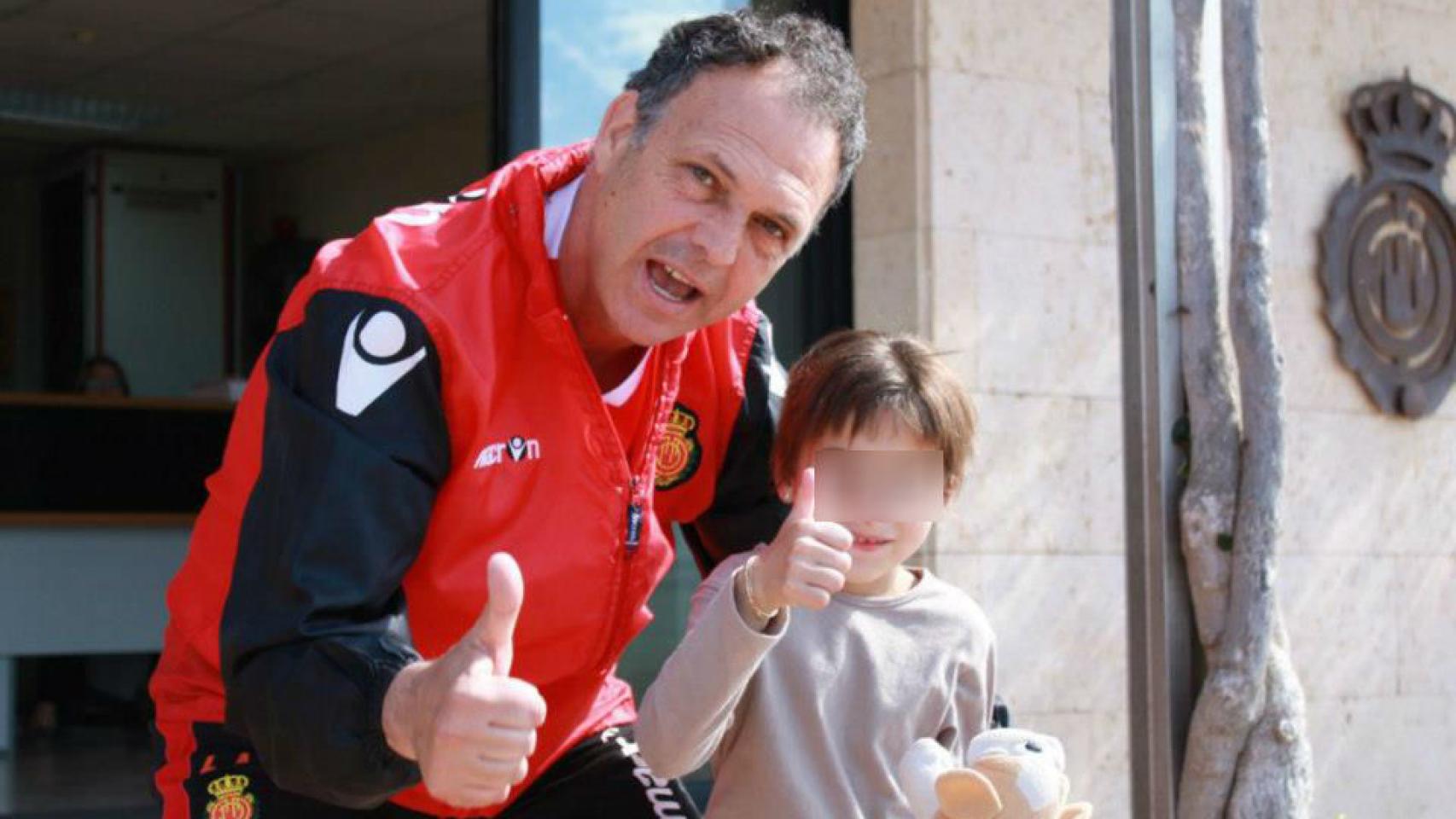 Joaquín Caparrós con Nadia, para el calendario de la familia.