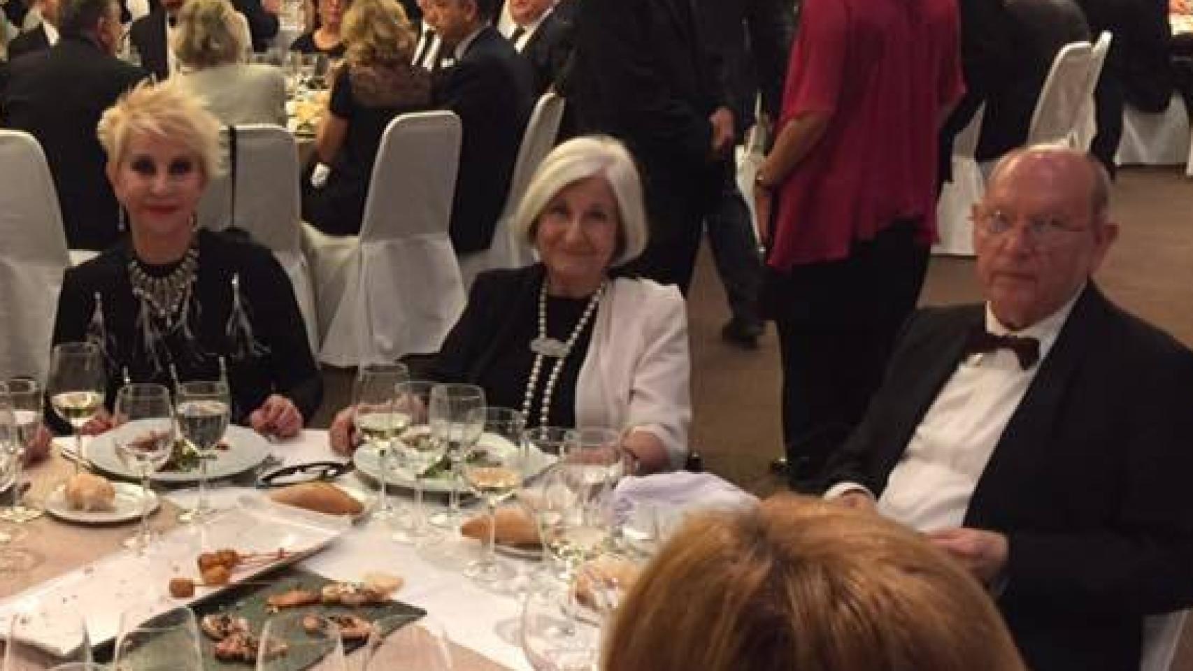 Karmele Marchante, en una cena de gala de la Gran Logia de España, junto a Ramón Viñals y su familia