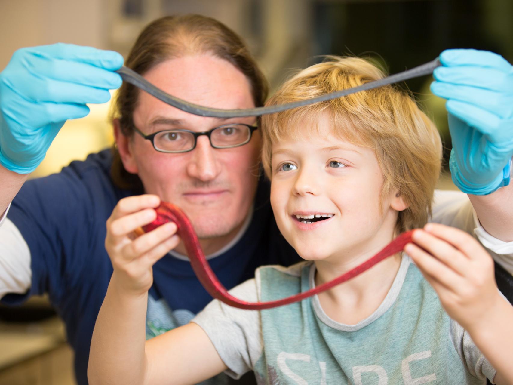 El investigador con su hijo y el nuevo material