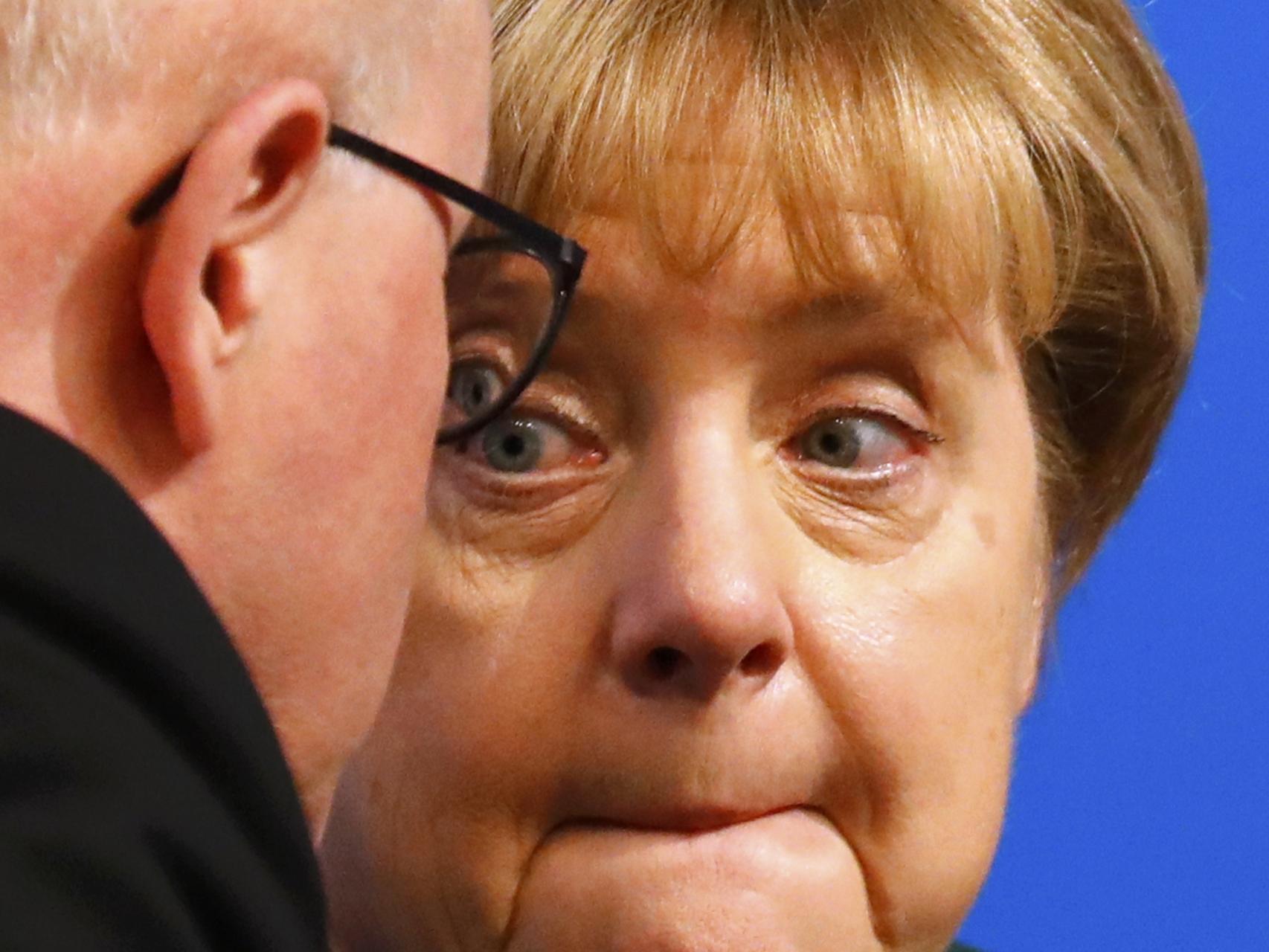 La canciller alemana Angela Merkel dialoga Volker Kauder (CDU).