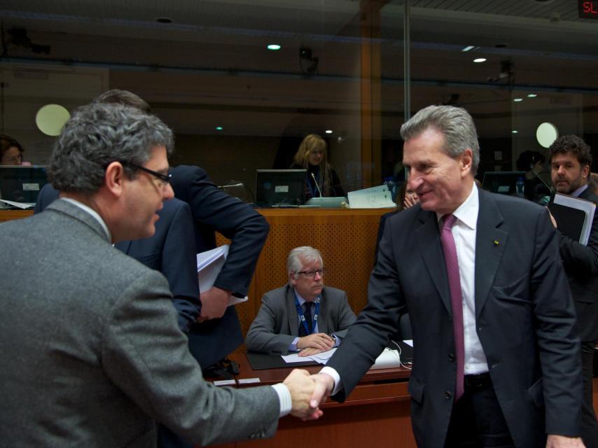 El ministro Álvaro Nadal saluda al comisario de Economía Digital, Günther Oettinger