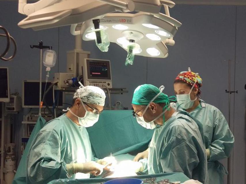 Al año, Jethon recibe a unos 300 hombres para agrandar su pene.