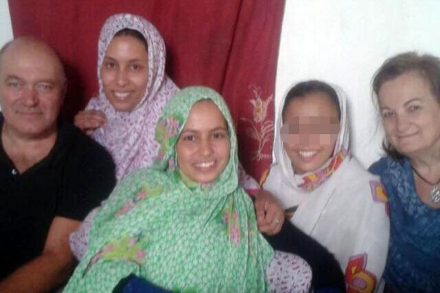 Pepe Morales y su esposa, padres adoptivos de Maloma, con la joven en el campamento de refugiados en Tinduf.