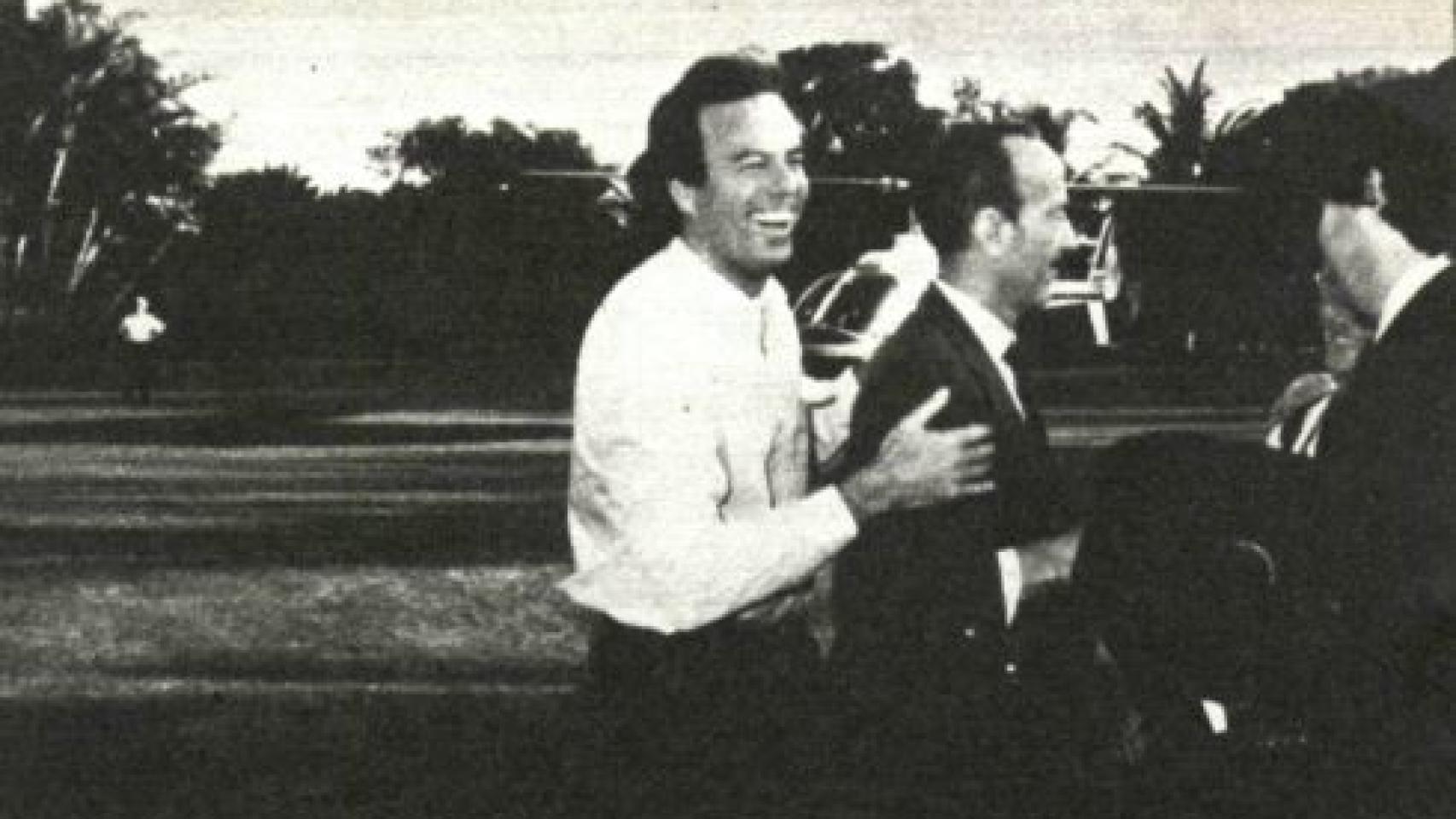 Julio Iglesias hijo abraza a su padre, que llega a Miami nada más ser liberado. Fotografía cedida por la revista Interviú.