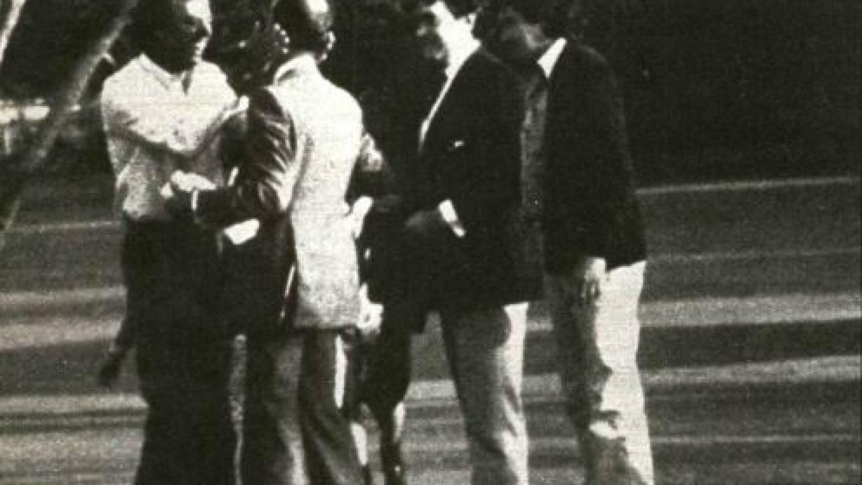 Julio Iglesias hijo recibe a su padre en Miami tras la liberación. Fotografía cedida por la revista Interviú.