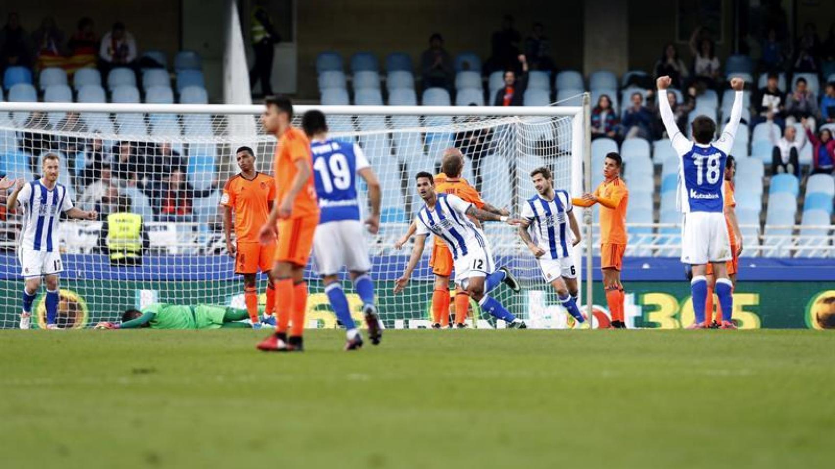 Los jugadores de la Real Sociedad celebran su gol.