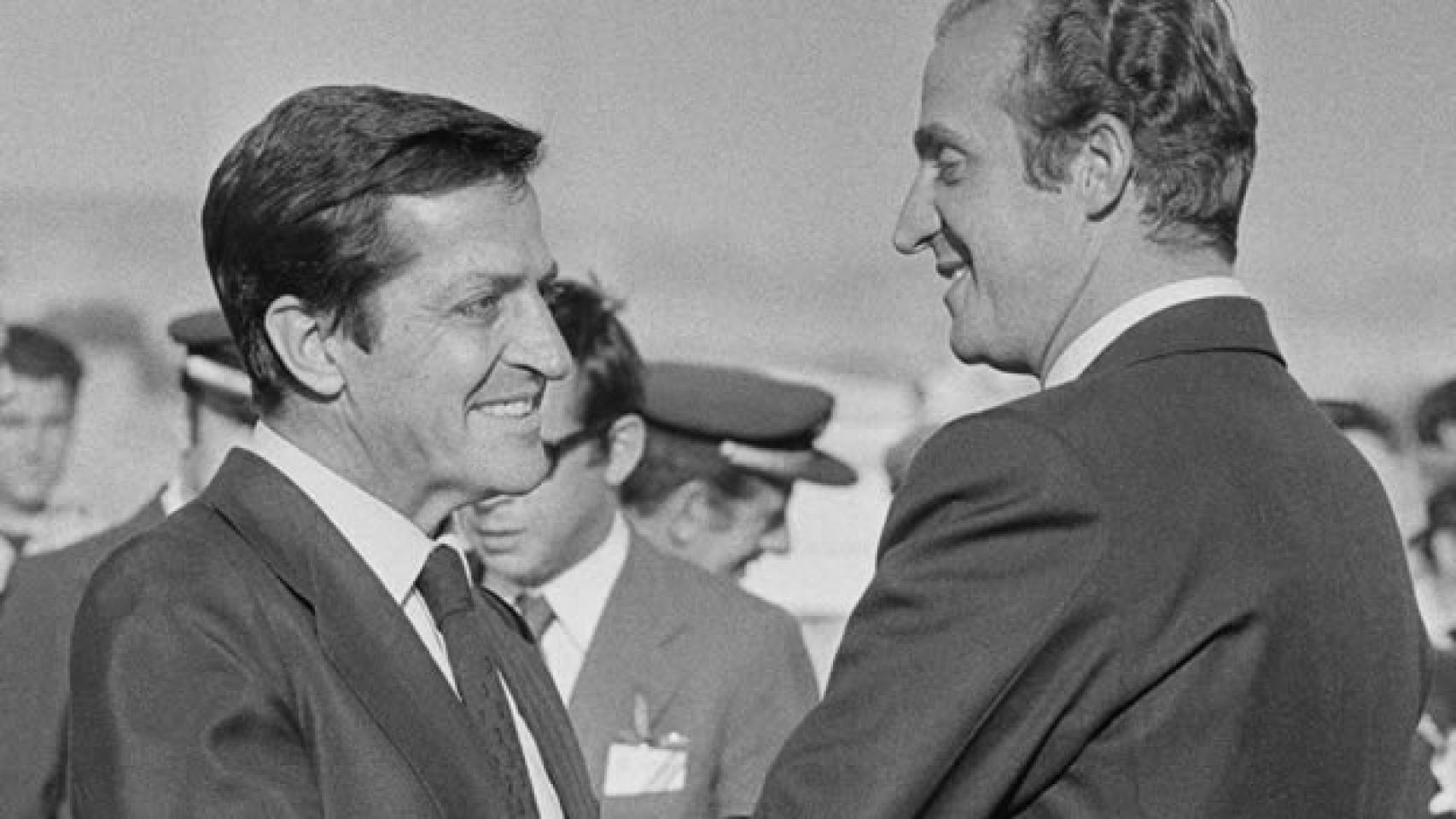 Adolfo Suárez saluda al rey Juan Carlos