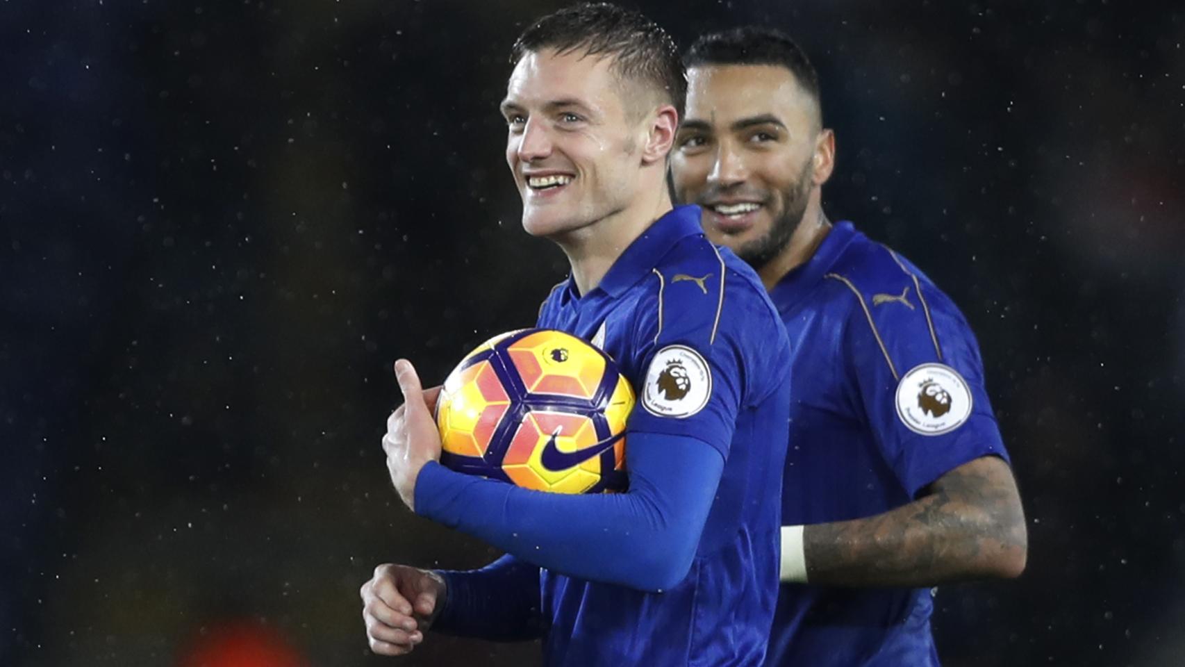 Jamie Vardy se llevó el balón del partido tras su hat-trick.