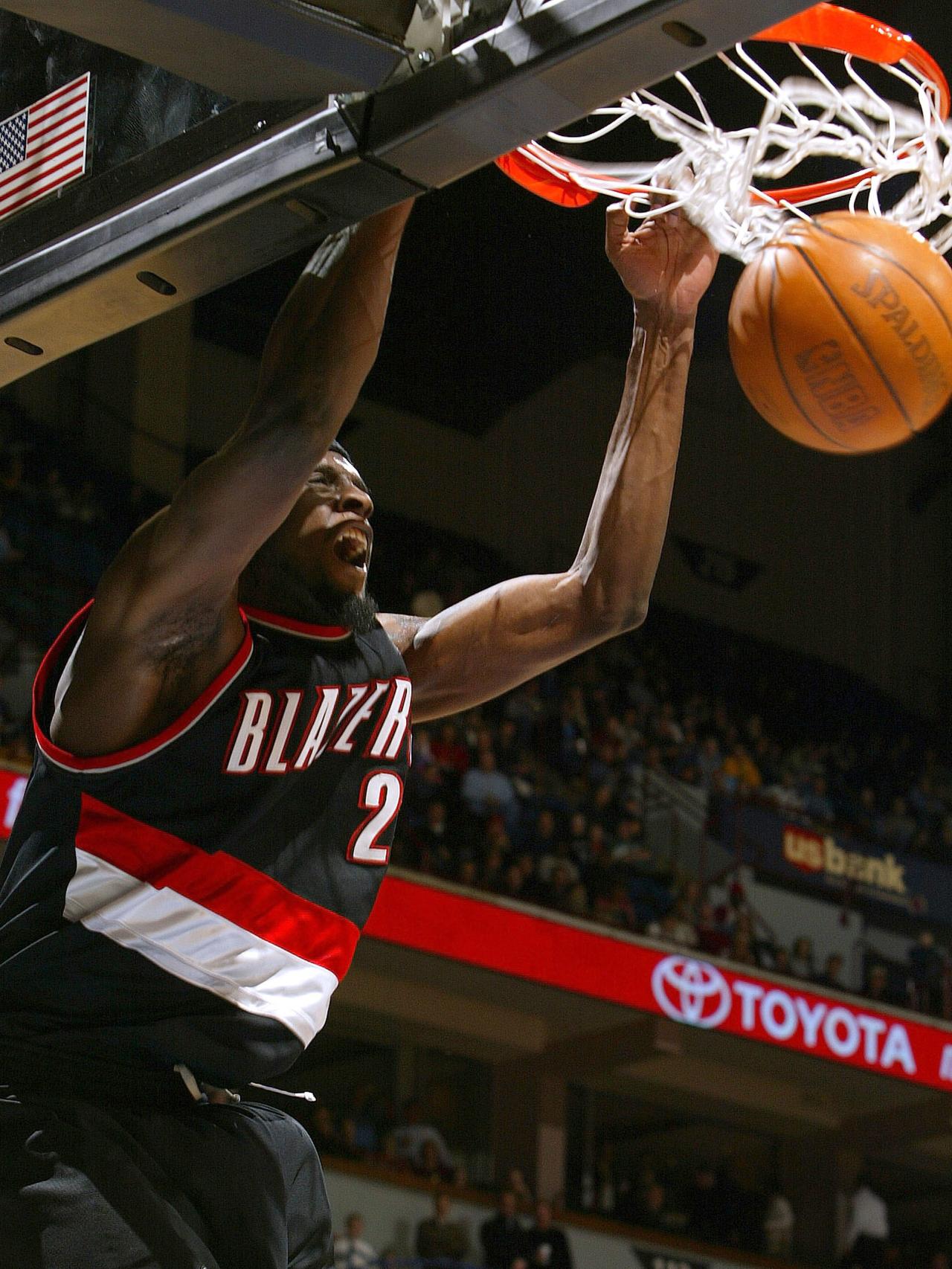 Mate de Darius Miles en un partido con los Portland Trail Blazers.