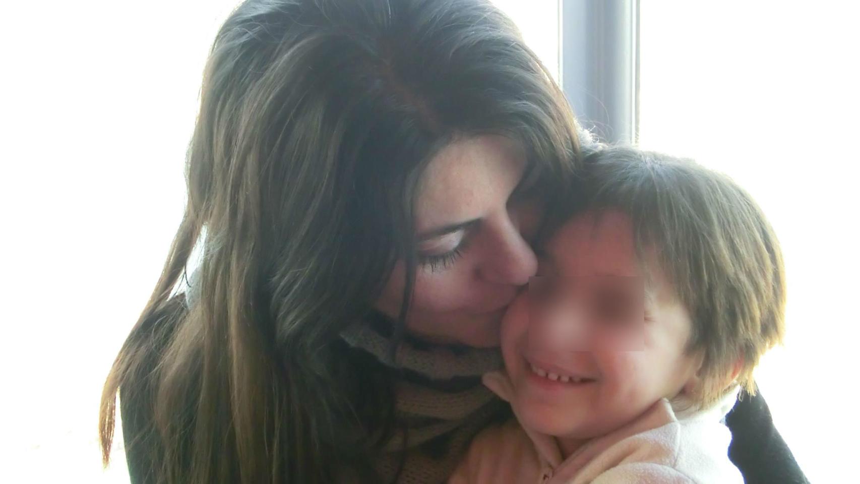 Nadia, junto a su madre.