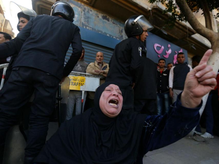Una musulmana llora ante la catedral copta de San Marcos.