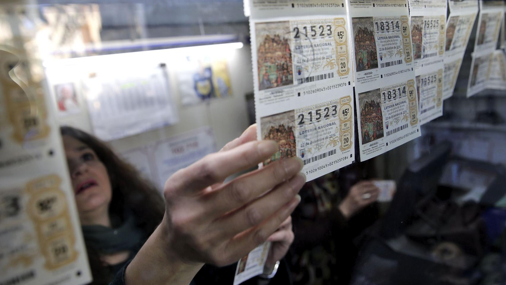 Una lotera de una Administración Valencia toma varios décimos