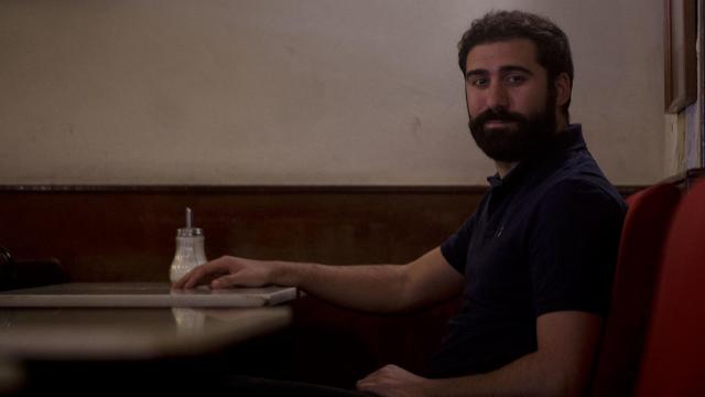 El humorista Jorge Cremades en el Pepe Botella de la plaza Dos de Mayo, en Malasaña.