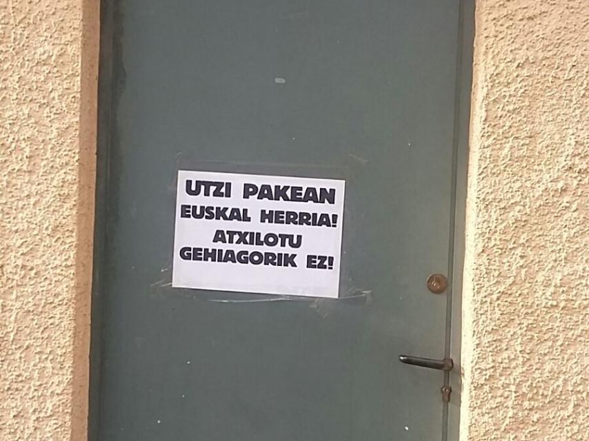 Cartel en la puerta del bar que regentan los padres de la joven.