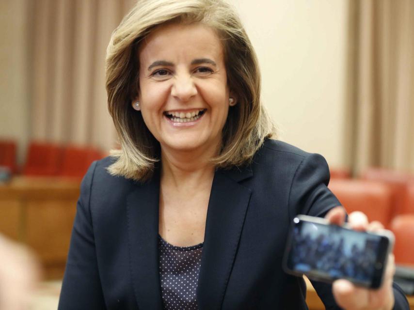 La ministra Fátima Báñez enseña una imagen a los fotógrafos.
