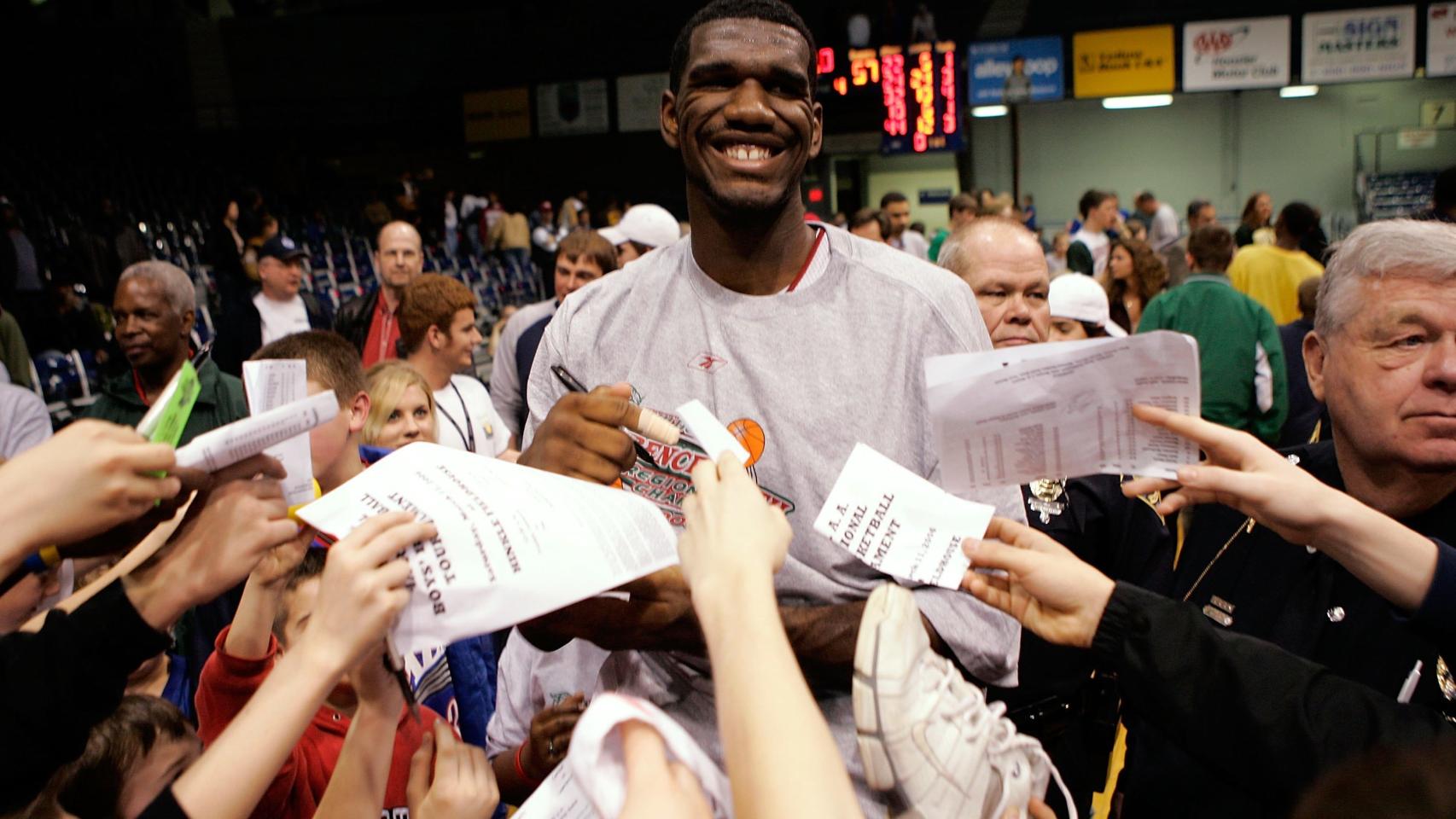Greg Oden firmando autógrafos en su etapa en el instituto.