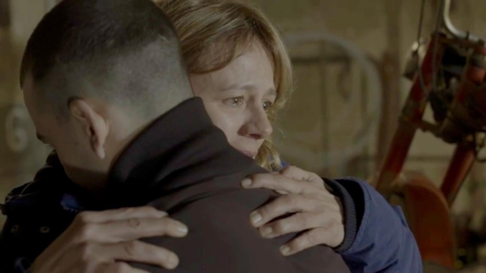 Alex Monner y Emma Suárez en La propera pell.