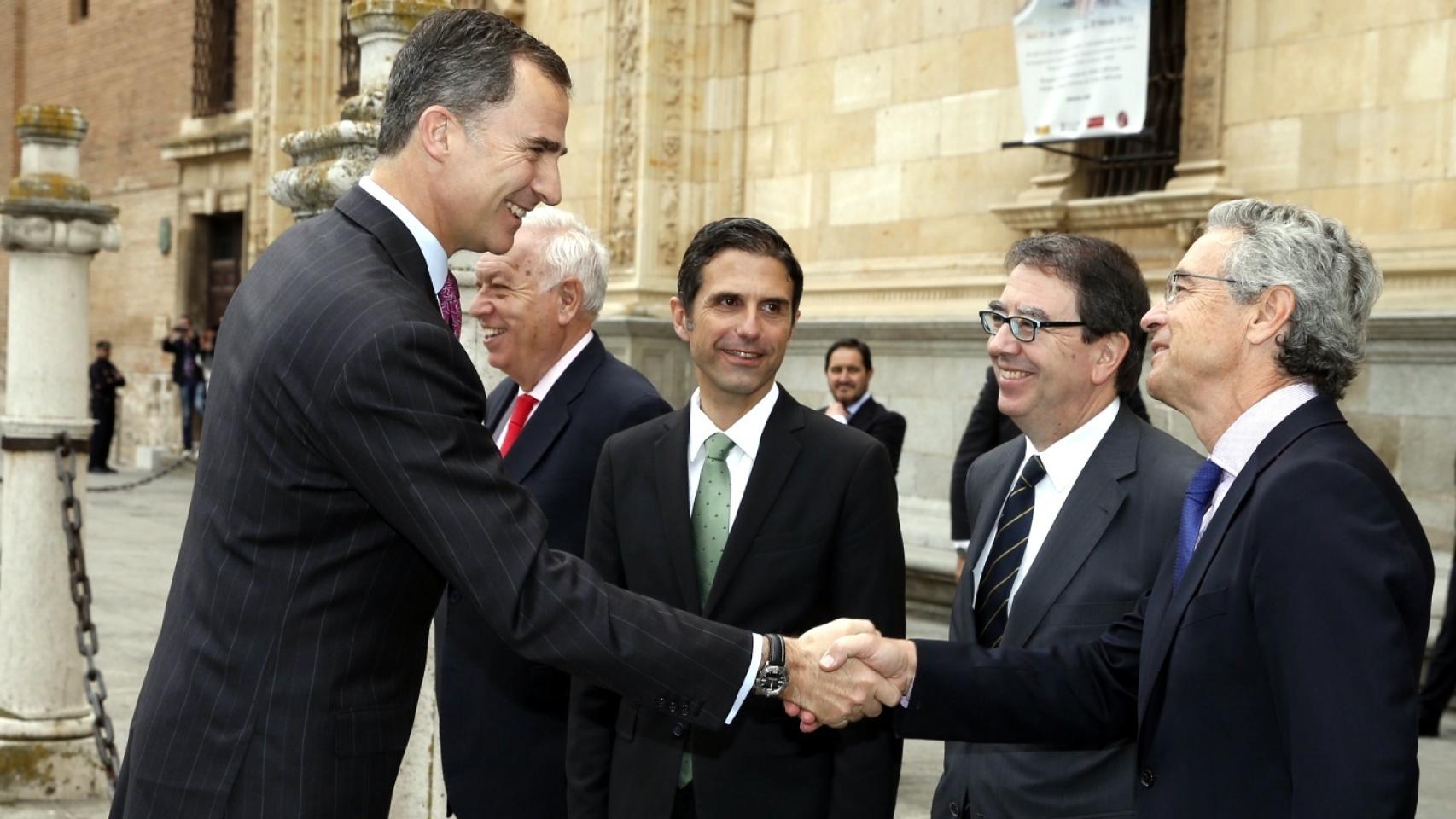 El Rey saluda al Director de Industrias Culturales y del Libro, José Pascual Marco.