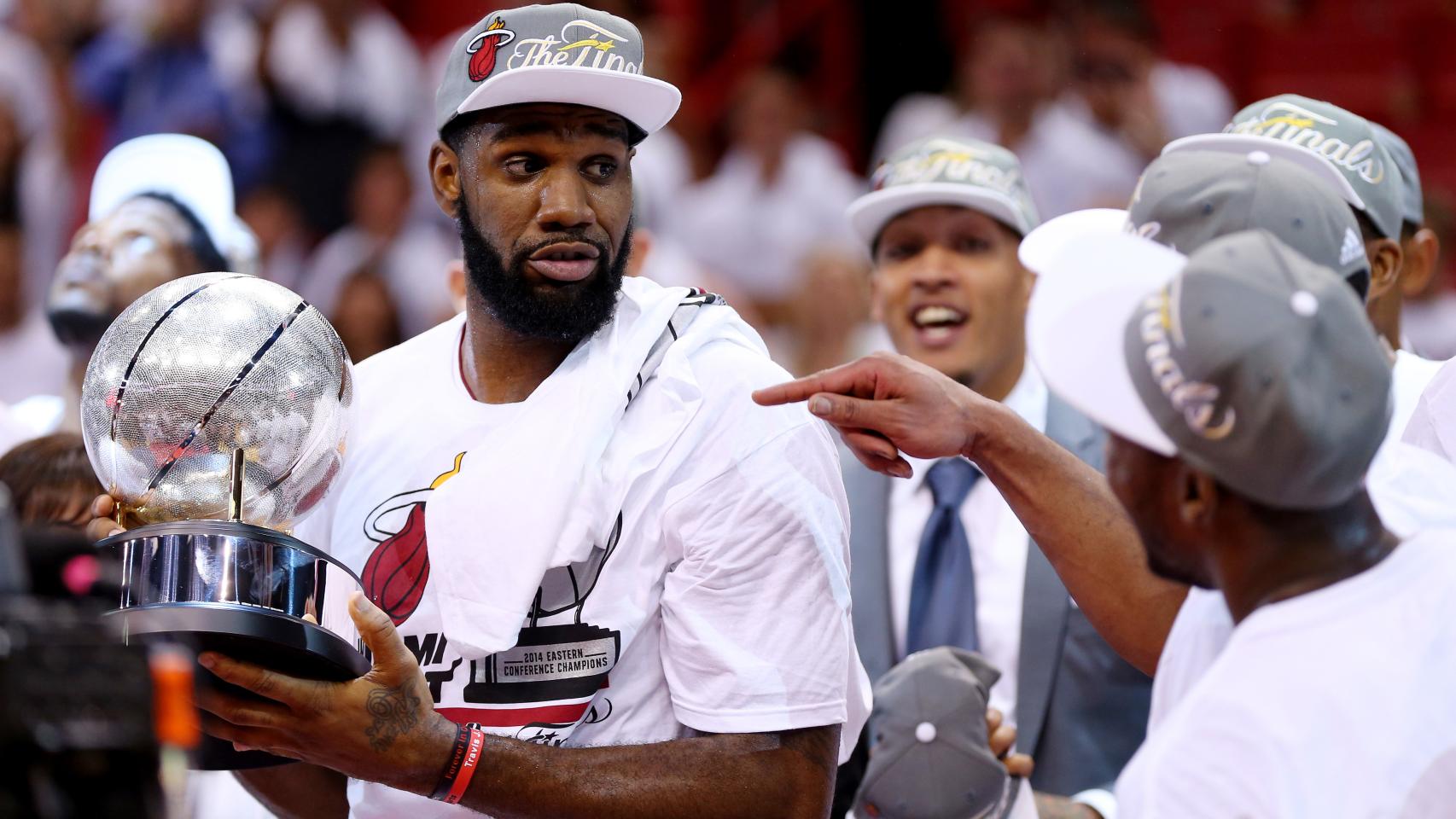 Greg Oden con el trofeo de campeón de la Conferencia Este.