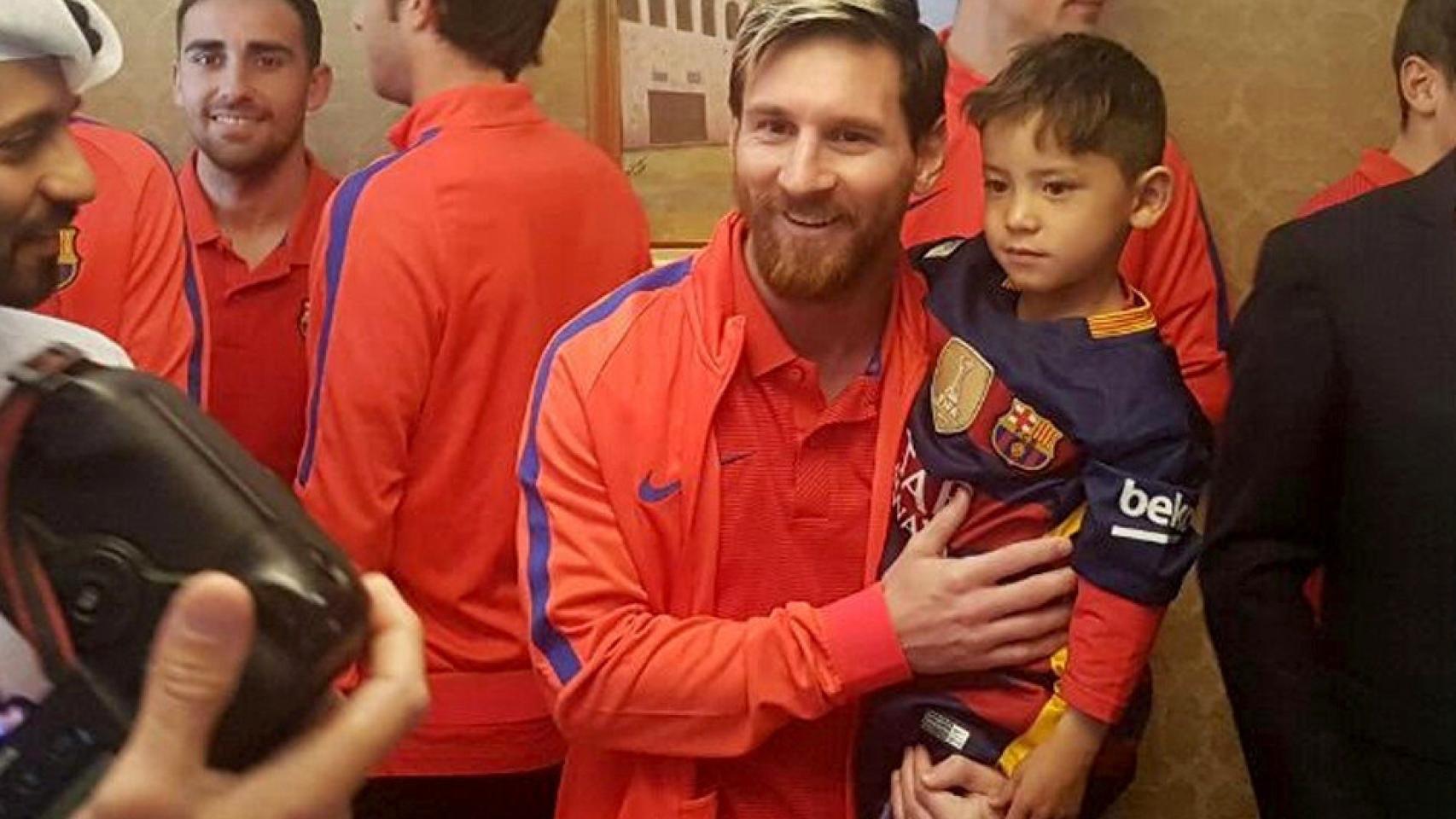 El niño afgano posa con su ídolo.