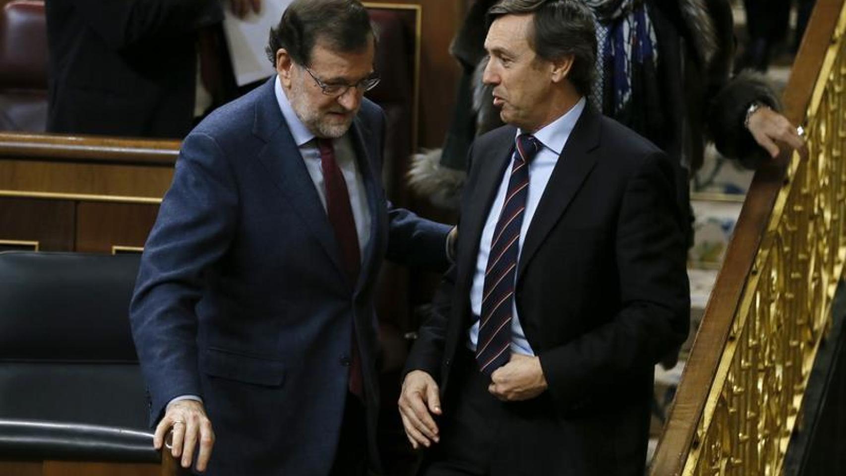 Rafael Hernando y Mariano Rajoy, en el Pleno del Congreso.